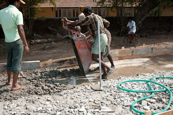 India_JanFeb_10_Cochin_7189.jpg - Making a concrete walkway along the shore