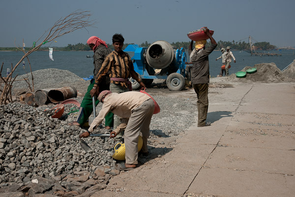 India_JanFeb_10_Cochin_7195.jpg - Carrying rock by basket