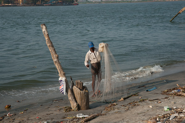 India_JanFeb_10_Cochin_7224.jpg - Hand casting a net