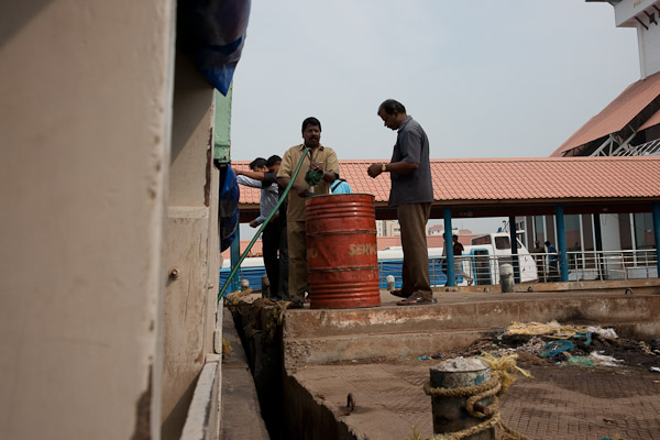 India_JanFeb_10_Cochin_7514.jpg - Fueling the ferry