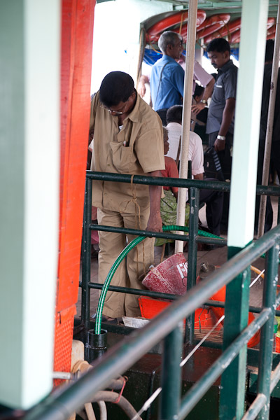 India_JanFeb_10_Cochin_7517.jpg - Fueling the ferry