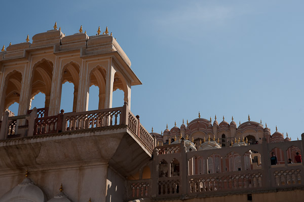 India_Jan_Feb_10_Jaipur_4749.jpg - Hawa Mahal, above the entrance gate