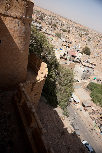 India_JanFeb_10_Jaisalmer_6833.jpg - Jaisalmer Fort.  The balls and rollers are to roll down on any attackers