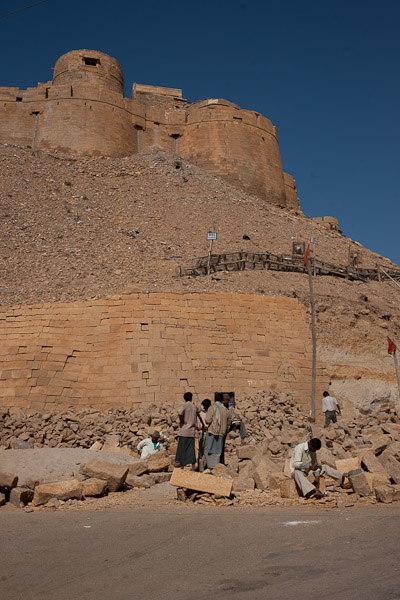 India_JanFeb_10_Jaisalmer_6911.jpg - Fixing the walls.  Threatened by moisture.