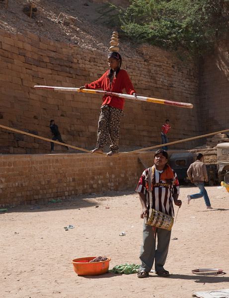India_JanFeb_10_Jaisalmer_6919.jpg - Tightrope walker at entrance to Jaisalmer Fort