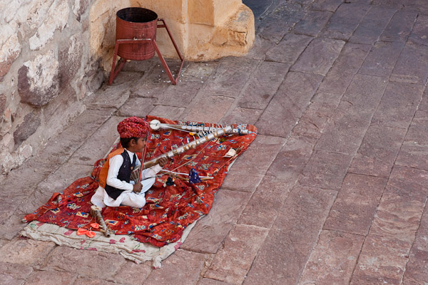 India_JanFeb_10_Jodhpur_6239.jpg - Small musician at Jodhpur Meharangarh Fort