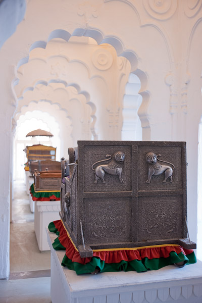 India_JanFeb_10_Jodhpur_6259.jpg - Elephant seats