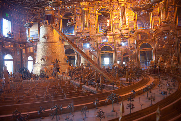 India_JanFeb_10_Ajmer_5838.jpg - Soniji-ki-Nashiya Hall next to the Red Temple, Ajmer.  Diorama made using a ton of gold.  About 30x90 feet and two stories tall.