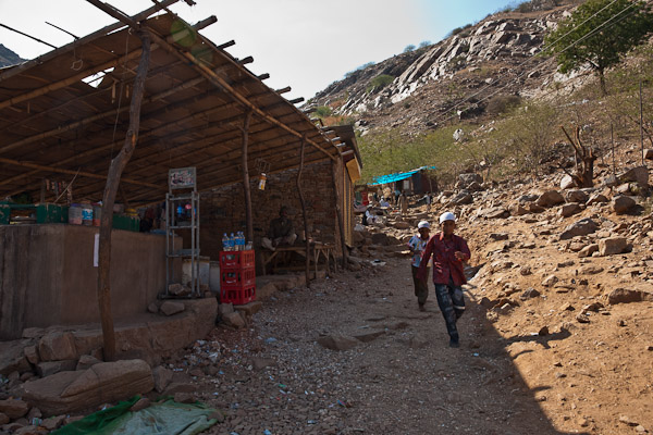 India_JanFeb_10_Ajmer_5852.jpg - On the trail to Taragarh Fort