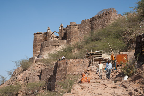 India_JanFeb_10_Ajmer_5858.jpg - On the trail to Taragarh Fort