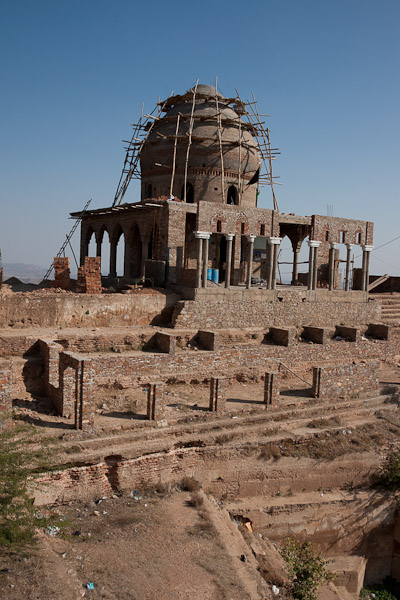 India_JanFeb_10_Ajmer_5892.jpg - Temple under construction in Taragarh Fort