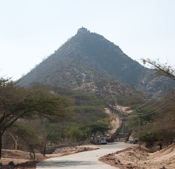 India_JanFeb_10_Pushkar_5915.jpg - Savitri Temple on top of the hill.