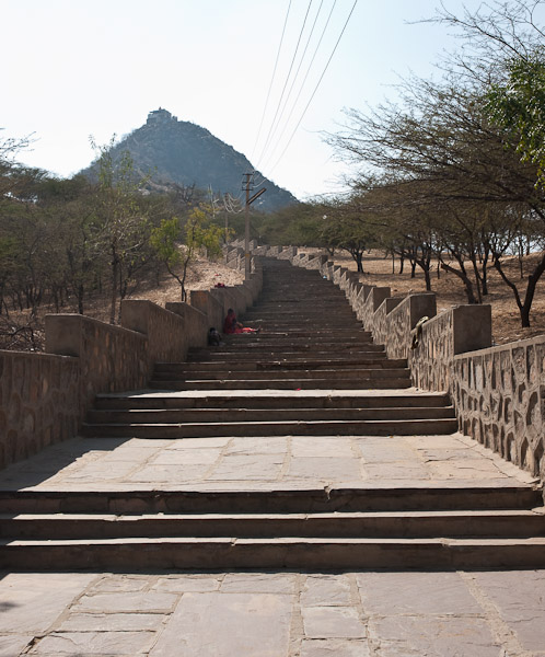 India_JanFeb_10_Pushkar_5916.jpg - Savitri Temple on top of the hill.  There are stairs all the way up.