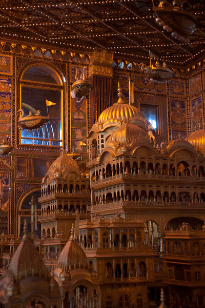 India_Jan_Feb_10_Ajmer_5734.jpg - Soniji-ki-Nashiya Hall next to the Red Temple, Ajmer.  Diorama made using a ton of gold.  About 30x90 feet and two stories tall.