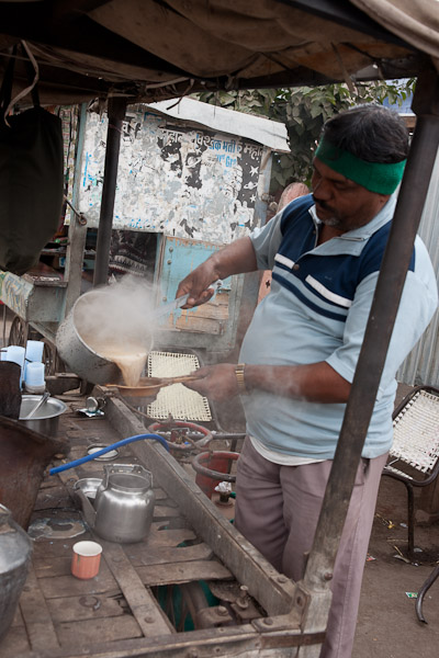 India_Jan_Feb_10_Sawai_Madhopur_4563.jpg - Pouring chi.  Tea with milk and spices.