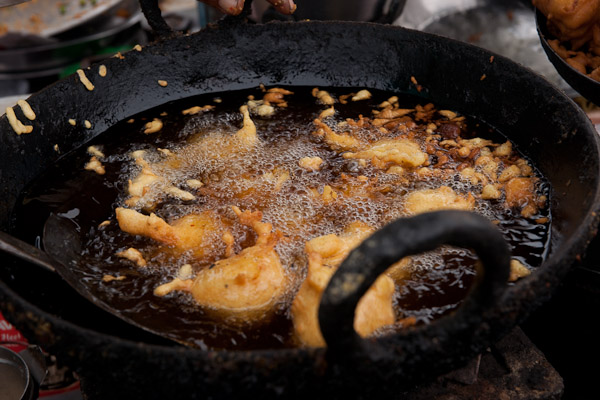 India_Jan_Feb_10_Sawai_Madhopur_4577.jpg - Frying potato cakes