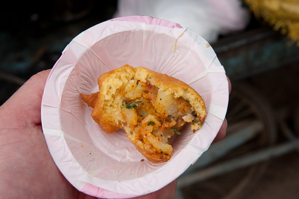 Sawai_Madhopur_4591.jpg - Potaoto cake.  Potatoes inside a fried batter.