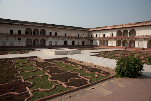 _DSC2946.jpg - Agra Fort courtyard.