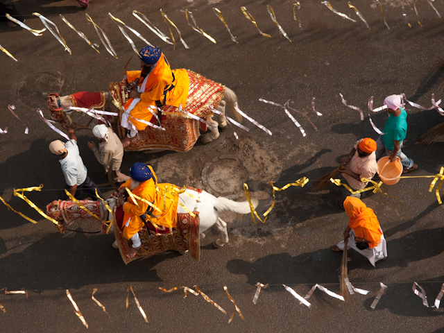 _DSC1346.jpg - Horsemen in front of the holy book