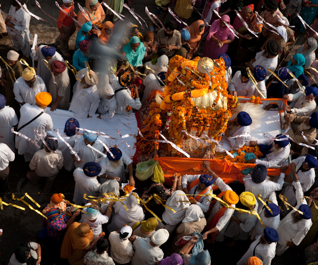 _DSC1349.jpg - The holy book wagon