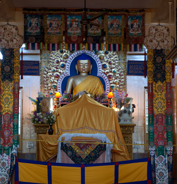 _DSC0233.jpg - The  Dalhi Lama teaches at the base of the statue