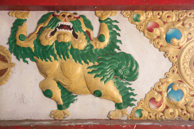 _DSC0300.jpg - Lion struggling to hold up the shrine
