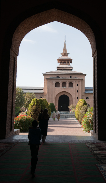 _DSC9539.jpg - Interior courtyard of Mosque.  Room for 38,000 worshipers.