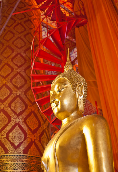 Thailand_Ayutthaya_OctNovDec_2010_7588.jpg - Stairway to Heaven, Wat Phanan Choeng, Autthaya, Thailand