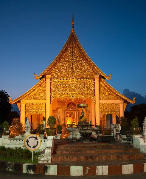 Thailand_Chiang_Mai_OctNovDec_2010_4231.jpg - Roundabout,  Wat Chedi Luang, Chiang Mai, Thailand