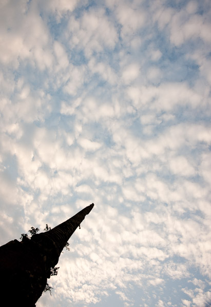 Thailand_OctNovDec_2010_Ayutthaya_6170.jpg - Clouds  Wat Maha That Ayutthaya, Thailand
