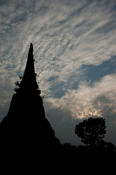 Thailand_OctNovDec_2010_Ayutthaya_6132.jpg - Many times there would be glorious altocumulous clouds about an hour before sunset