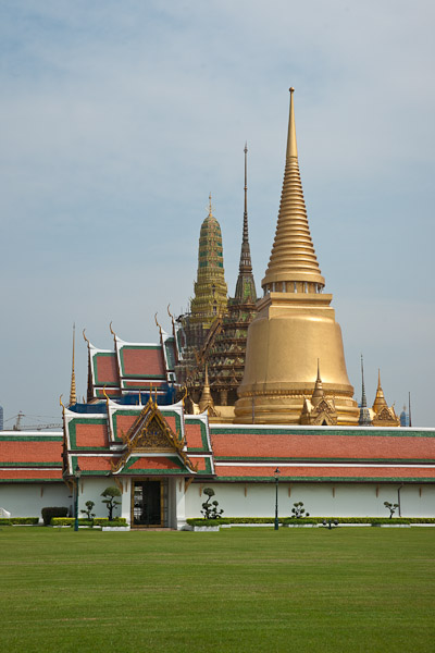 Thailnd_Bangkok_OctNovDec_2010_5872.jpg - Entracne area of the Golden Palace.