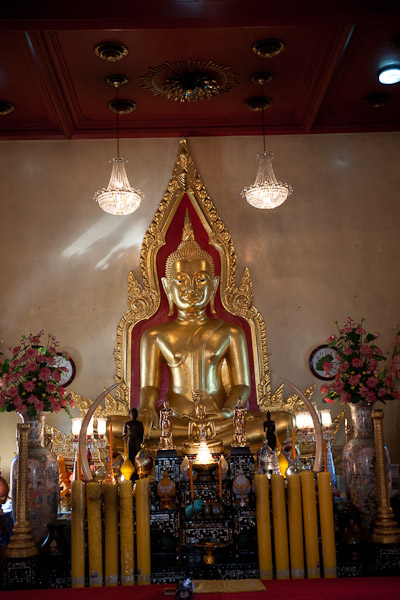Thailand_Bangkok_OctNovDec_2010_2602.jpg - Buddha on a lower floor.